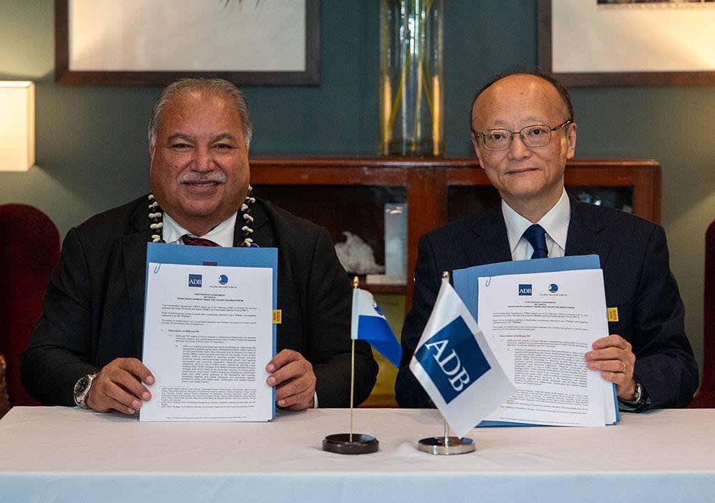 ADB President Masato Kanda (right) and Pacific Islands Forum Secretary General Baron Waqa sign a Partnership Agreement in Suva to deepen collaboration and promote regional cooperation and integration across the Pacific.